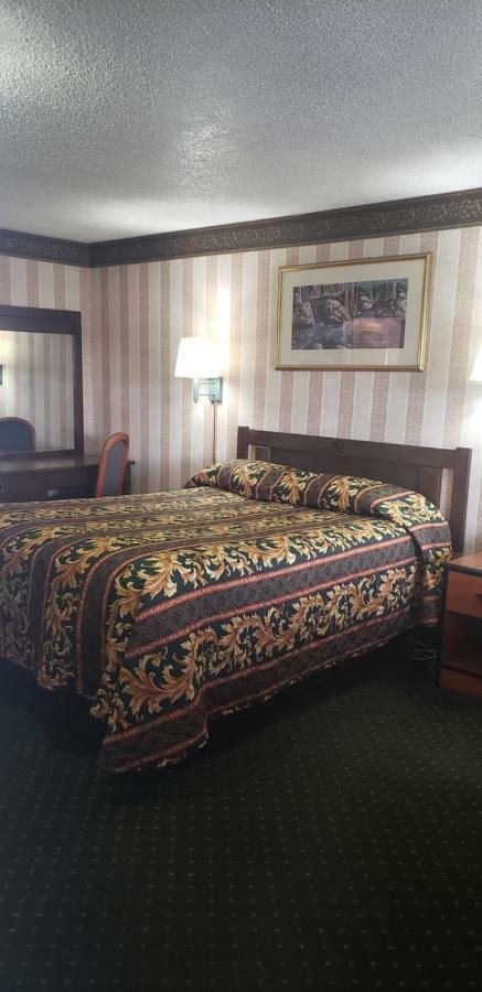 Circle S Motel Colorado Springs Room photo